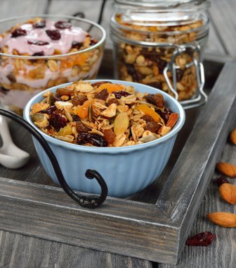 Granola meyve ve fındık ile