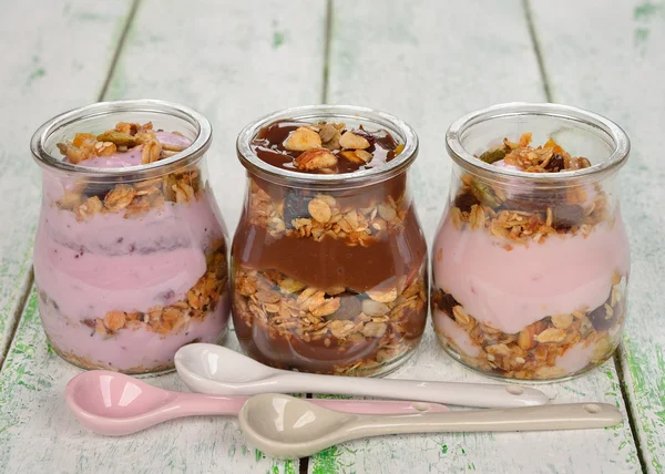 Dessert aus Joghurt und Müsli — Stockfoto