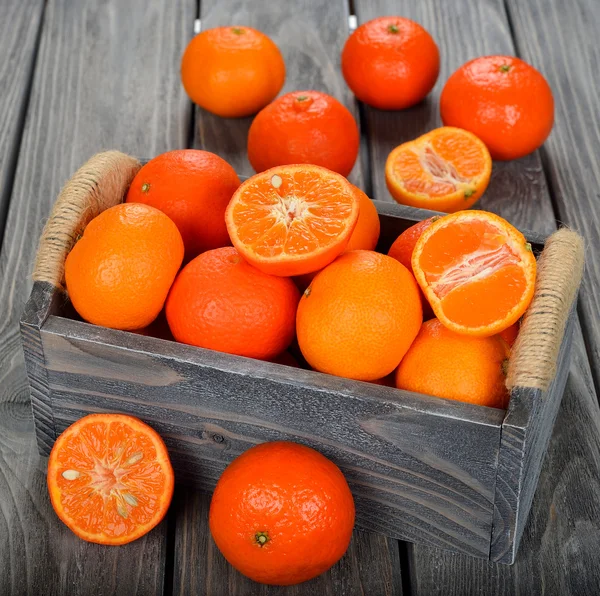 Mandarinas frescas en la caja —  Fotos de Stock