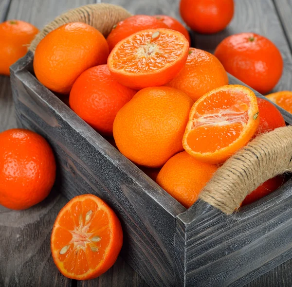 Mandarinas frescas en la caja —  Fotos de Stock