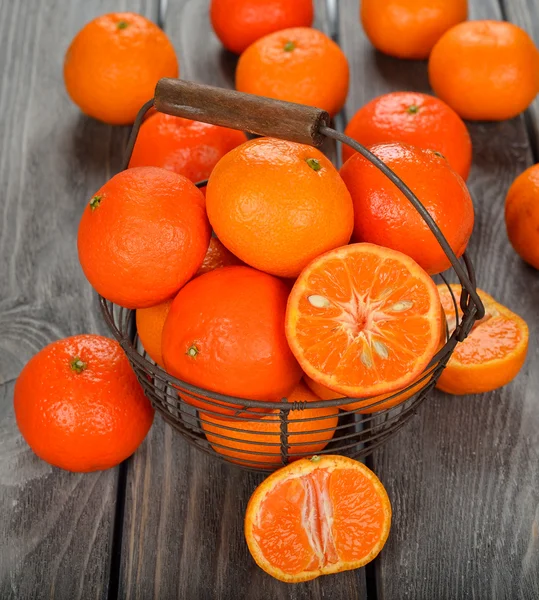 Tangerinas frescas no cesto — Fotografia de Stock