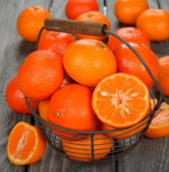 Čerstvé mandarinky v koši — Stock fotografie