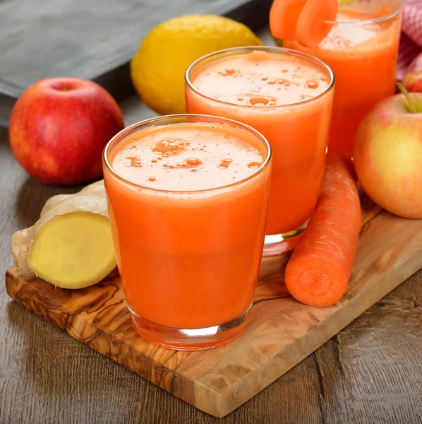 Fresh apple and carrot juice — Stock Photo, Image