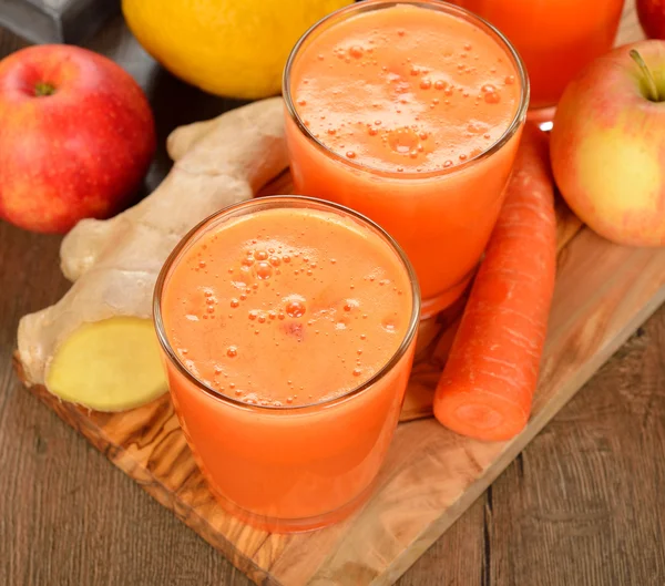 Succo di mela e carota fresco — Foto Stock