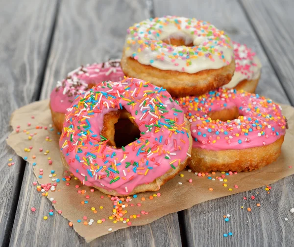 Donut avec glaçage rose — Photo