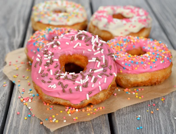Donut avec glaçage rose — Photo