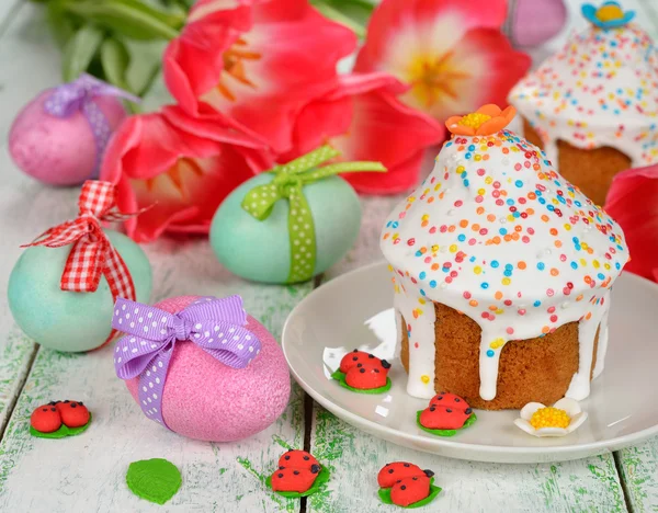 Torta di Pasqua e uova — Foto Stock
