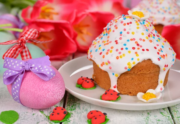 Easter cake and eggs — Stock Photo, Image