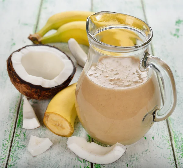 Batidos con leche de coco y plátano —  Fotos de Stock