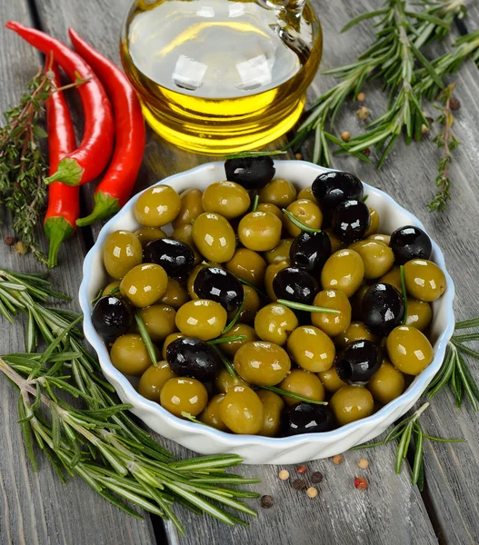 Rosemary ile zeytin — Stok fotoğraf