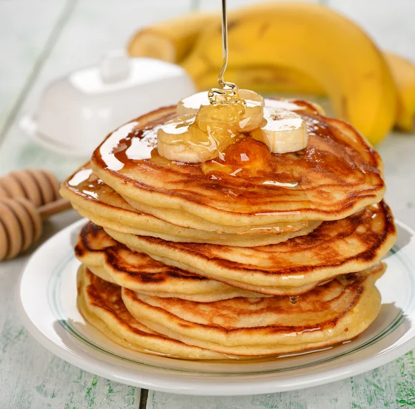 Pancakes with banana and honey — Stock Photo, Image