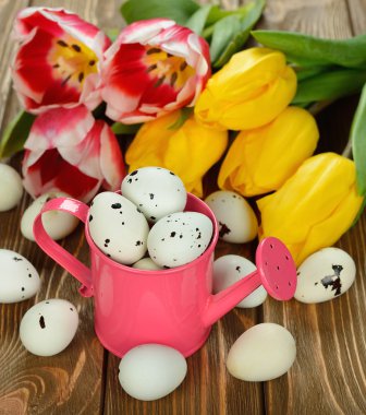 Paskalya yumurtaları ve laleler