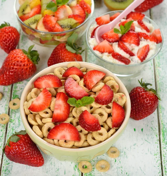 Cereali da colazione con fragole — Foto Stock