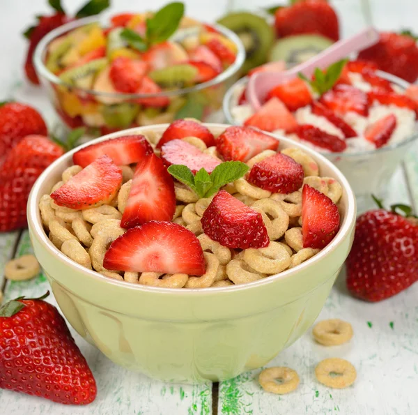Cereales de desayuno con fresas — Foto de Stock