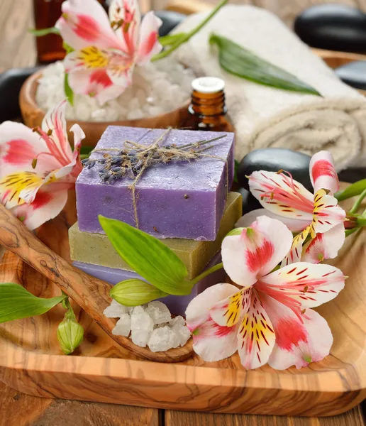 Soap and flowers — Stock Photo, Image