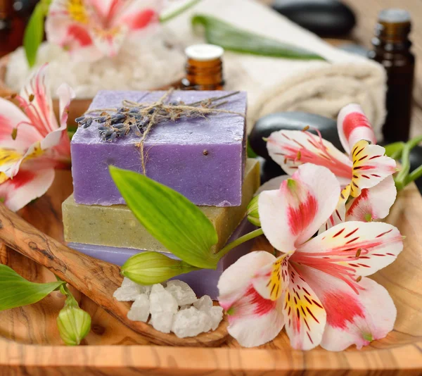 Soap and flowers — Stock Photo, Image