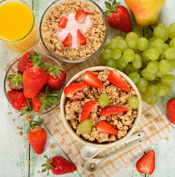 Frühstückscerealien mit Erdbeeren — Stockfoto
