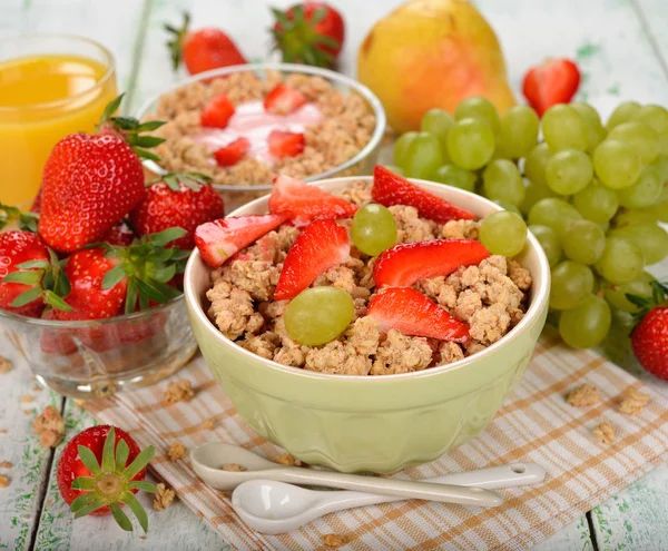 Cereales de desayuno con fresas —  Fotos de Stock