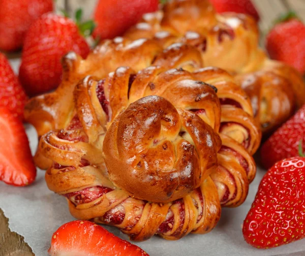 Buns with strawberries — Stock Photo, Image