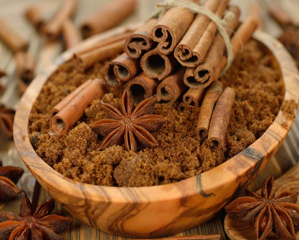 Brown sugar, anise and cinnamon — Stock Photo, Image