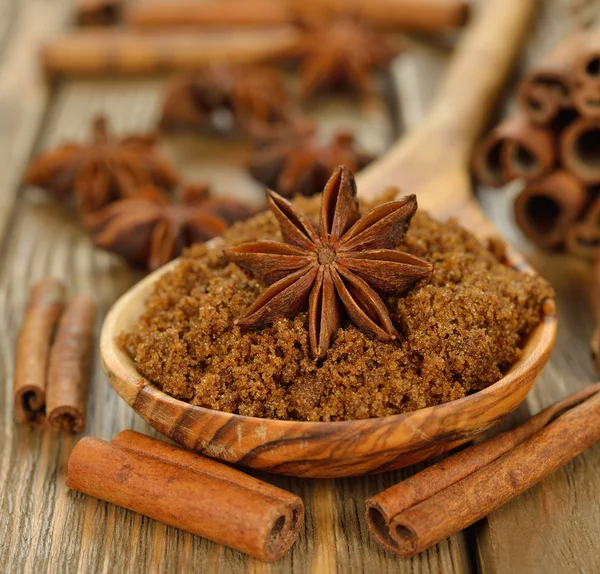 Brown sugar, anise and cinnamon — Stock Photo, Image