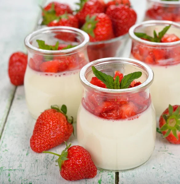 Dessert with strawberries — Stock Photo, Image