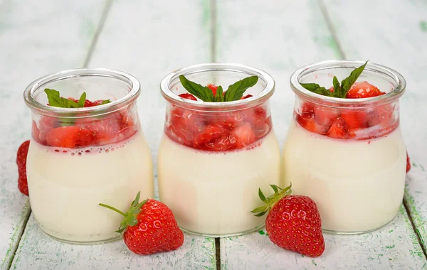 Dessert with strawberries — Stock Photo, Image