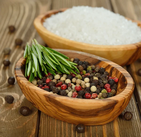 Pepper in wooden bowl — Stock Photo, Image