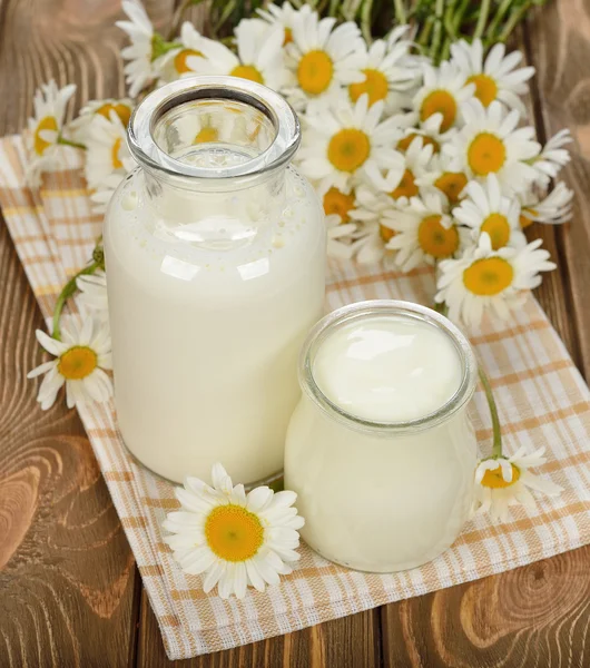 Mléko, jogurt a Heřmánek — Stock fotografie