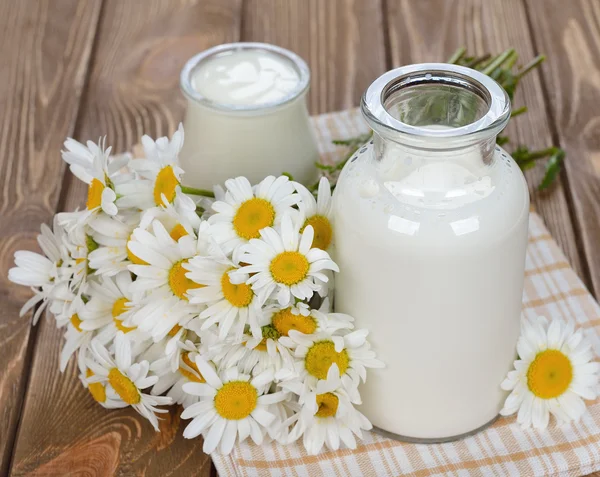 Leche, yogur y manzanilla —  Fotos de Stock