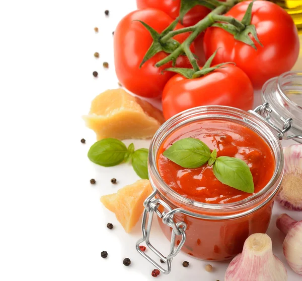 Salsa di pomodoro con basilico — Foto Stock