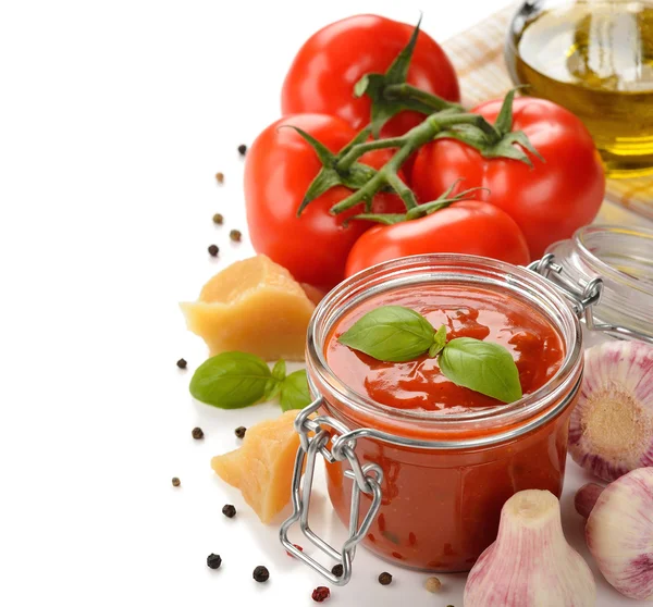 Salsa di pomodoro con basilico — Foto Stock