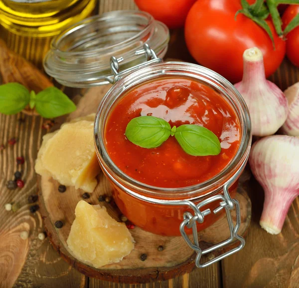 Tomatensauce mit Basilikum — Stockfoto