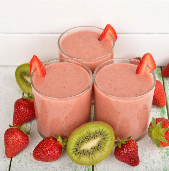 Smoothies van kiwi en aardbei — Stockfoto