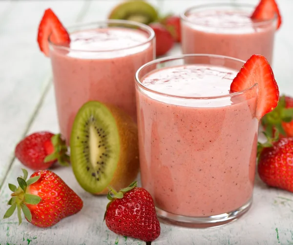 Smoothies van kiwi en aardbei — Stockfoto