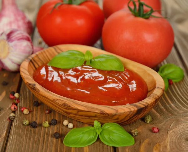 Tomatensauce mit Basilikum — Stockfoto
