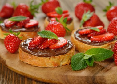 çikolata ve çilek tost