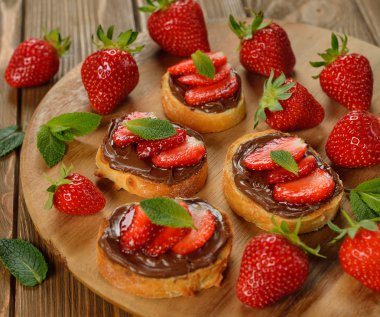 çikolata ve çilek tost