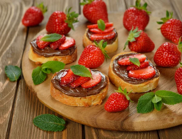 Toast med choklad och jordgubbar — Stockfoto