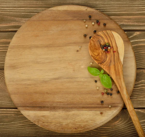 Tavola rotonda e cucchiaio di legno — Foto Stock