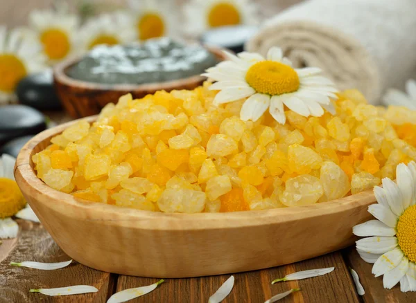 Sea salt with daisies — Stock Photo, Image