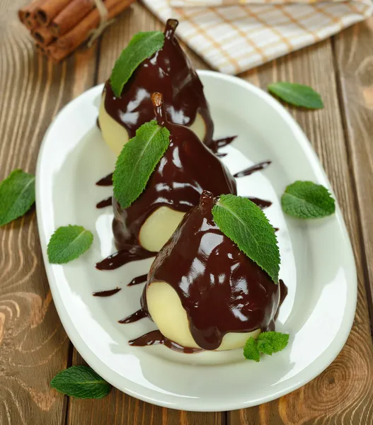 Birnen mit Schokoladensauce — Stockfoto