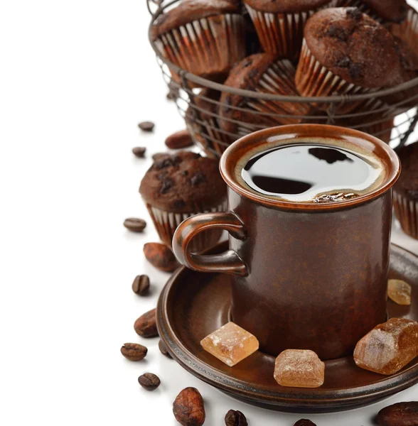 Tasse Kaffee und Schokoladenmuffins — Stockfoto