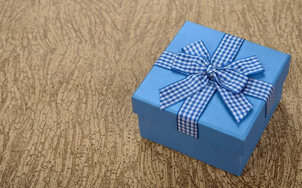 Blue box ozdobiony wstążką — Zdjęcie stockowe
