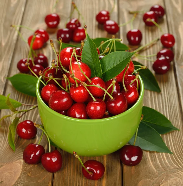 Cerezas frescas en un tazón — Foto de Stock