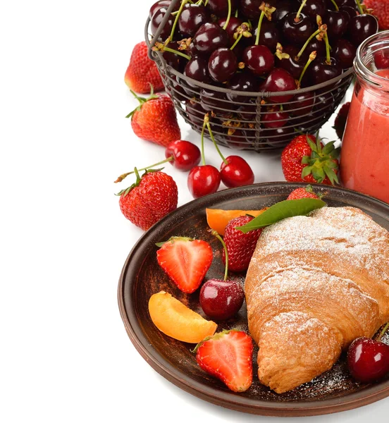 Croissant with berries — Stock Photo, Image