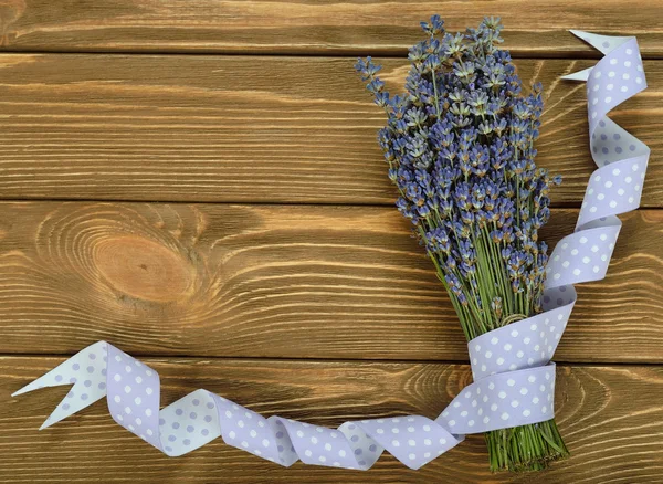 Boeket lavendel versierd met lint — Stockfoto