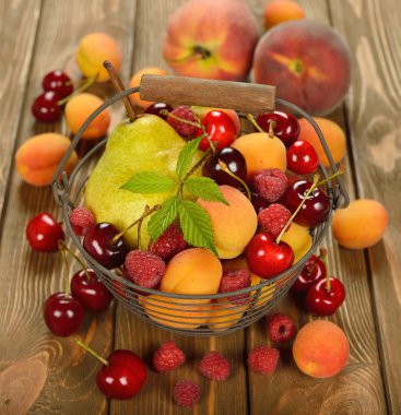 sepet içinde çeşitli meyve