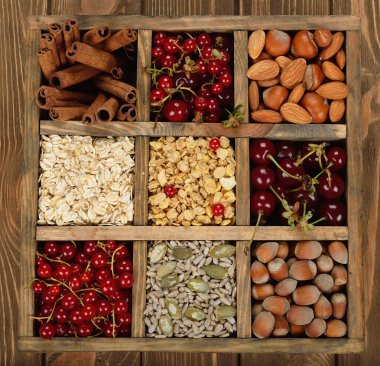 müsli, fındık ve çilek mezarda
