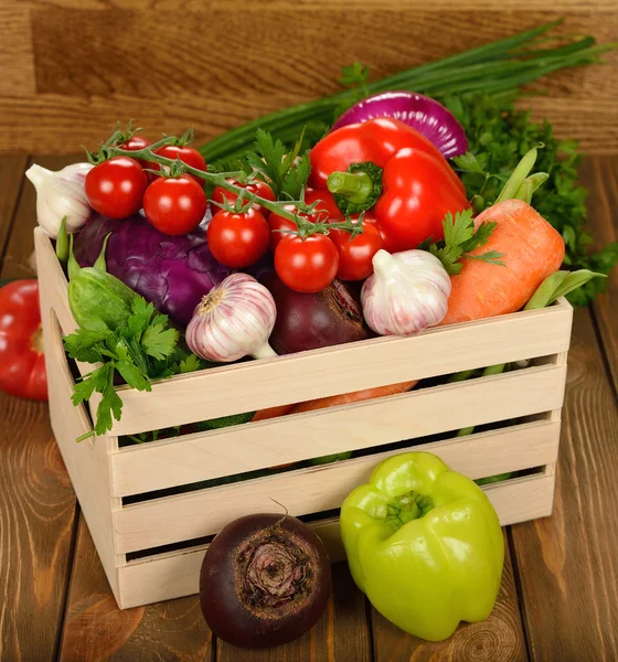 Varias verduras en una caja de madera — Foto de Stock